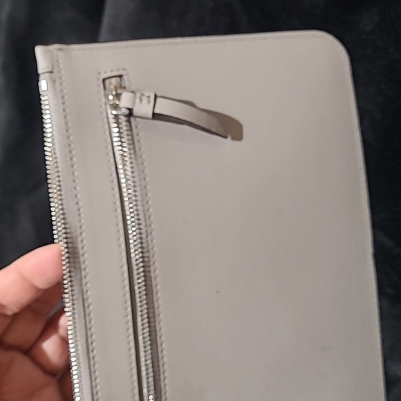 Kate Spade light gray Pouch Wristlet missing strap Like New condition - Picture 6 of 7
